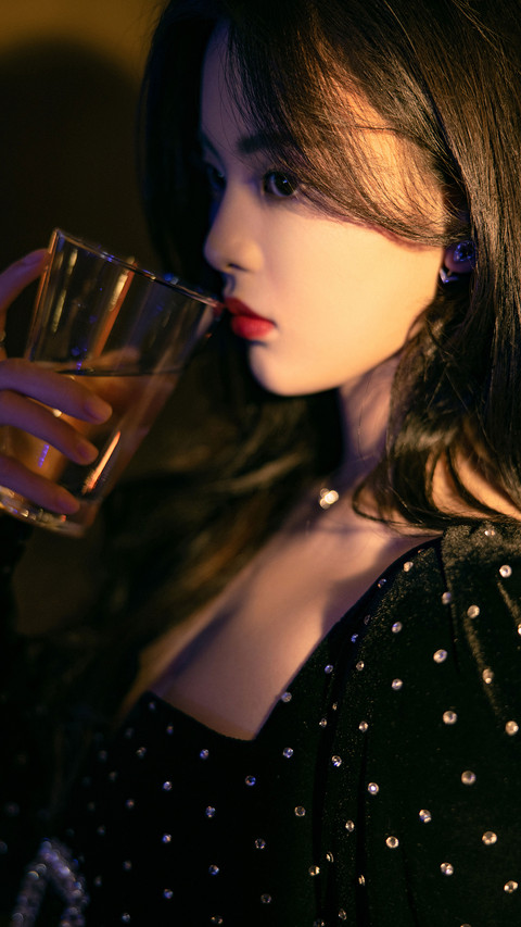 女星怎么利用杯子摆拍 preview
