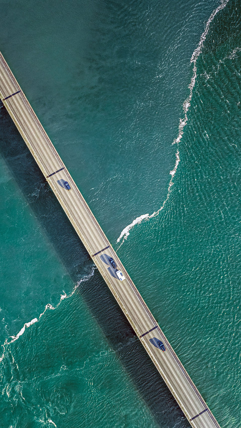 Bathing the Bridge with a Laser 2 preview