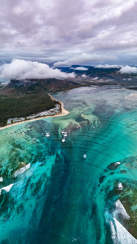 A real underwater waterfall preview