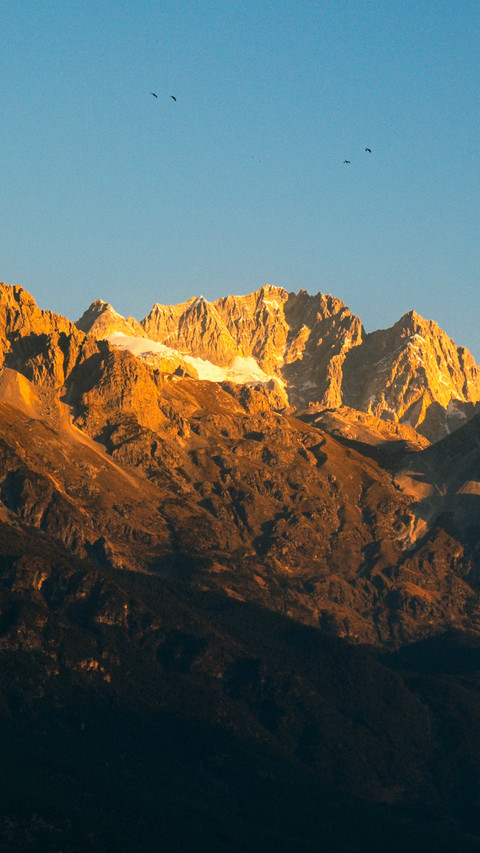 Sunrise on Jade Dragon Snow Mountain shines on Jinshan Peak preview