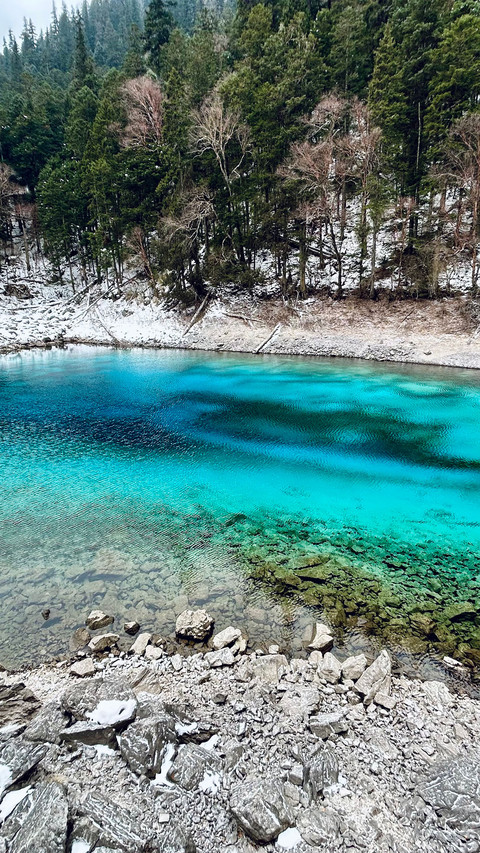 The blue lake in jiuzhaigou preview