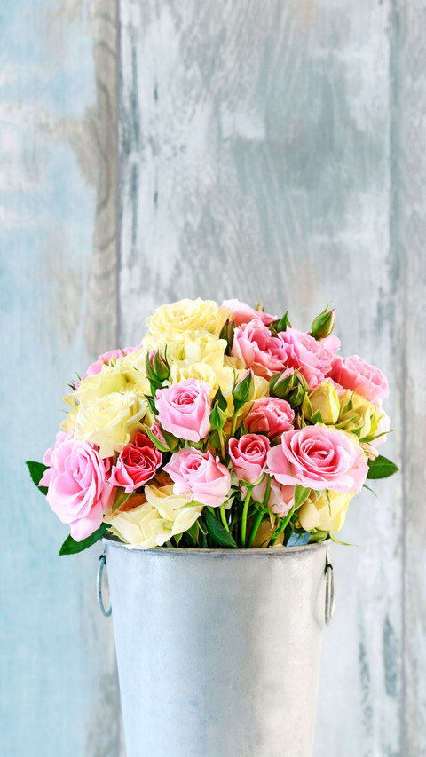 Bouquet of pink and yellow roses preview
