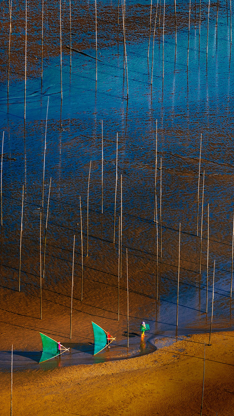 Fishermen in the sunrise sea preview