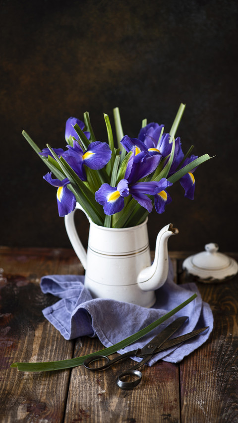 How to deal with flower materials before flower arrangement preview