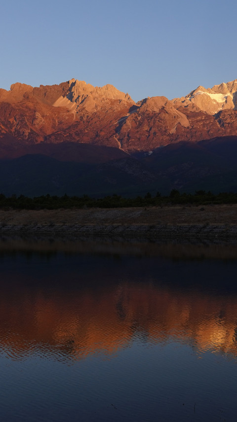 Jade Dragon Snow Mountain bathed in sunlight, turning golden preview