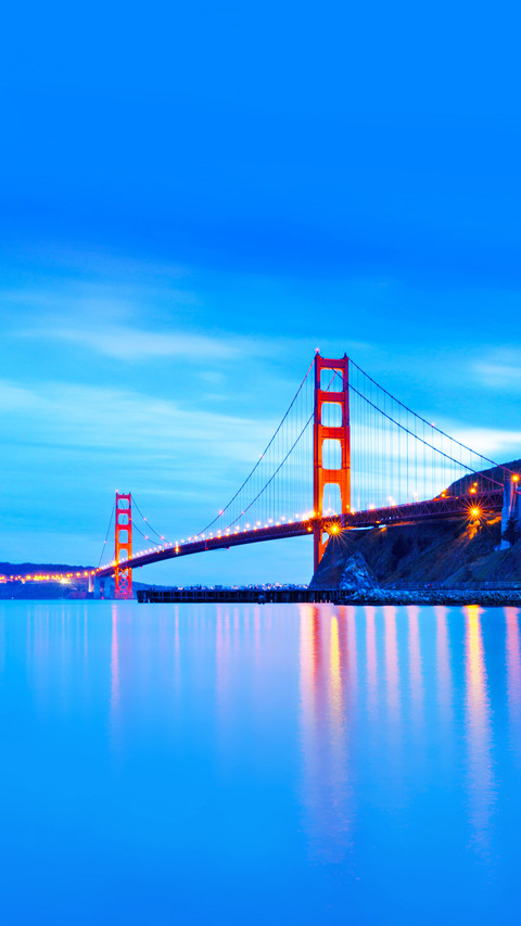 Majestic Golden Gate Bridge stretching across the bay preview