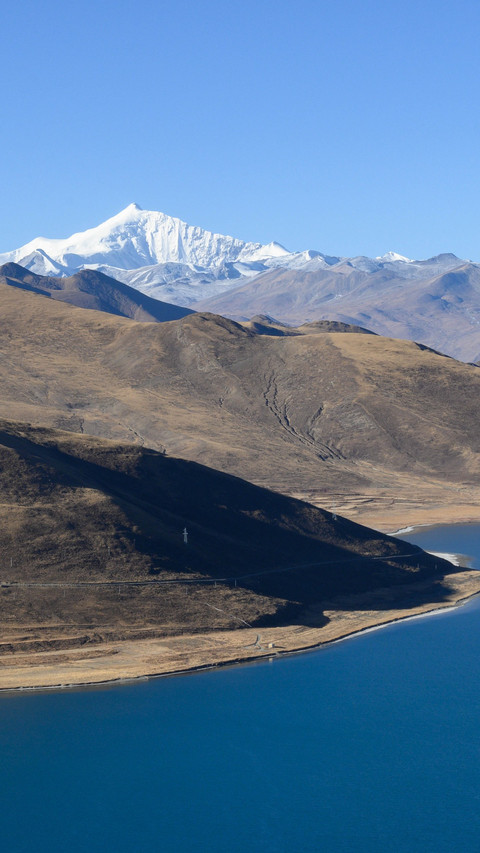The serene snow light of yamdrok yumtso in winter preview