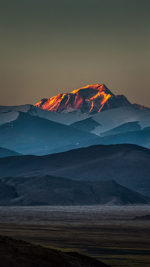 The sunrise over mount cho oyu reflects the morning light preview