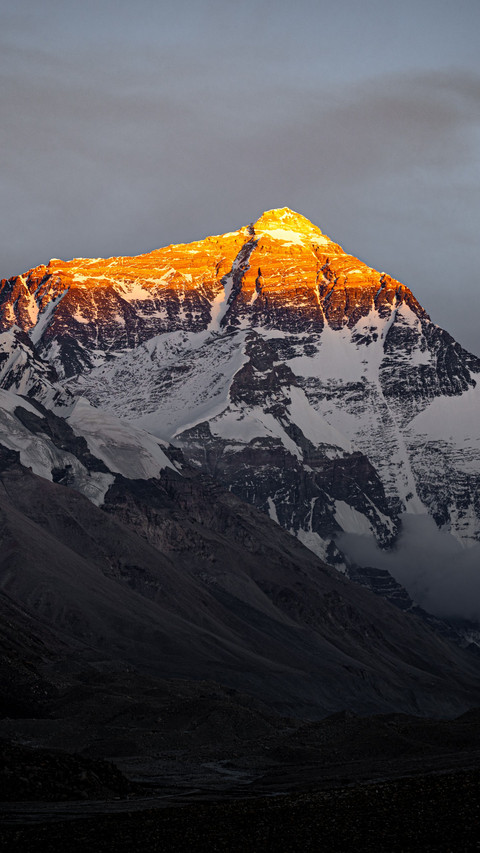 The morning light of mount everest paints the golden peak preview