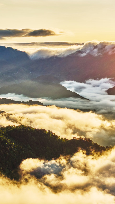 The morning light over the sea of clouds shines on the mount preview