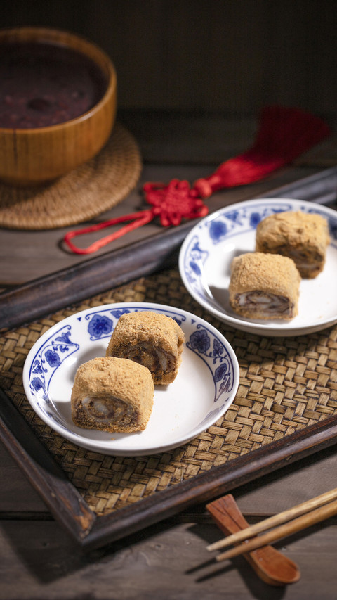 Lvdagur glutinous rice rolls with sweet bean flour in preview