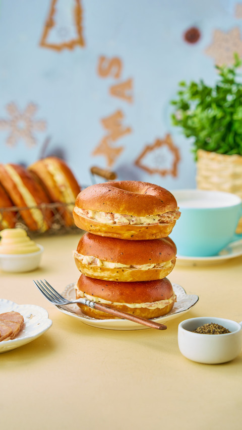 What is the difference between bagels and donuts preview