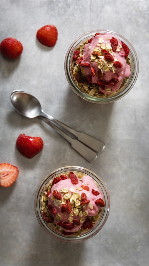 Strawberry frozen yogurt topping oat flakes preview