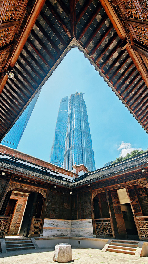 Under the eaves one can see the tall buildings of the preview