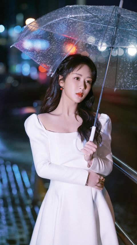 杨紫雨中撑伞漫步 preview