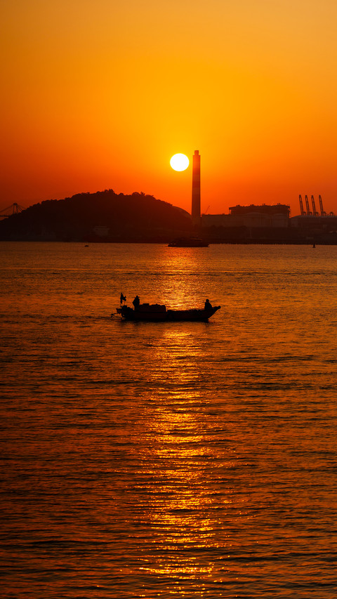The sea and the setting sun embrace each other preview