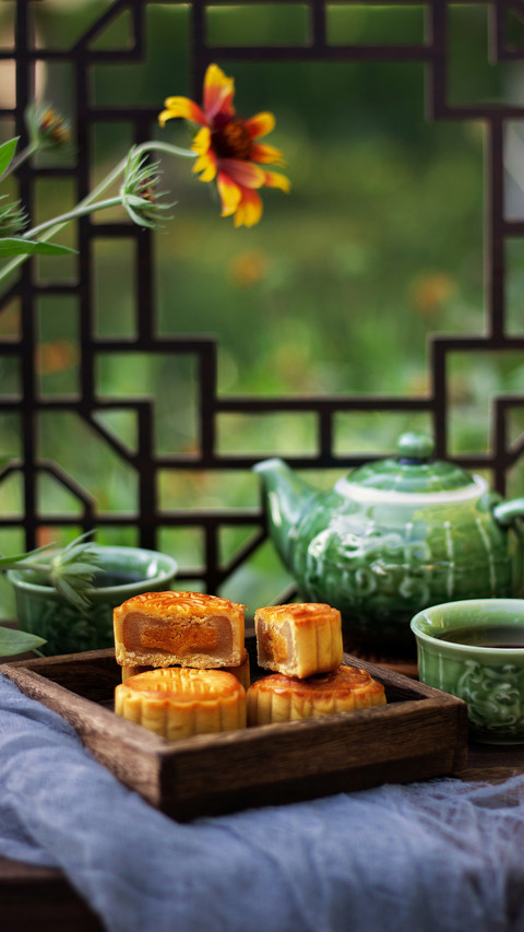 Traditional moon cake vs trendy moon cake 73 preview