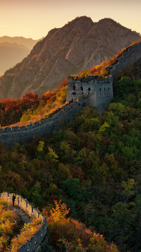 The great wall is ablaze with color in autumn preview