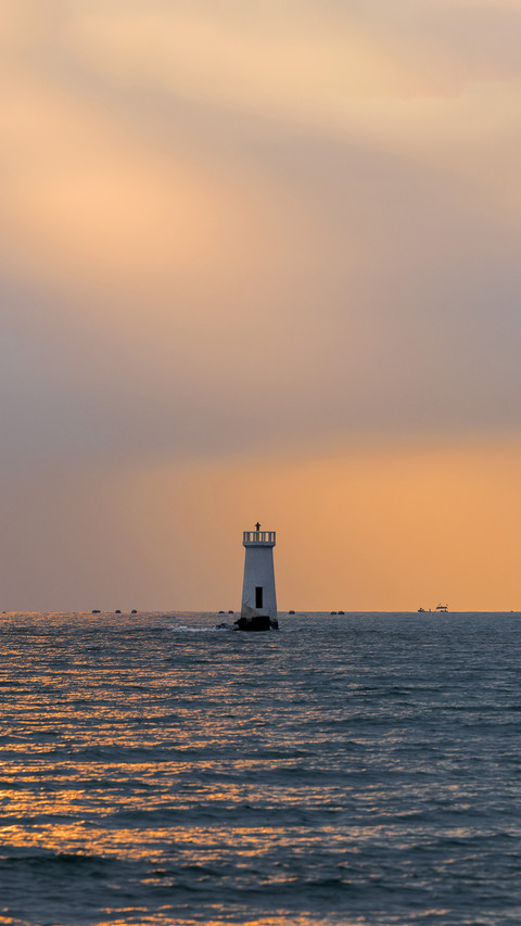 The lighthouse of Hainan Airlines in the sunset glow preview