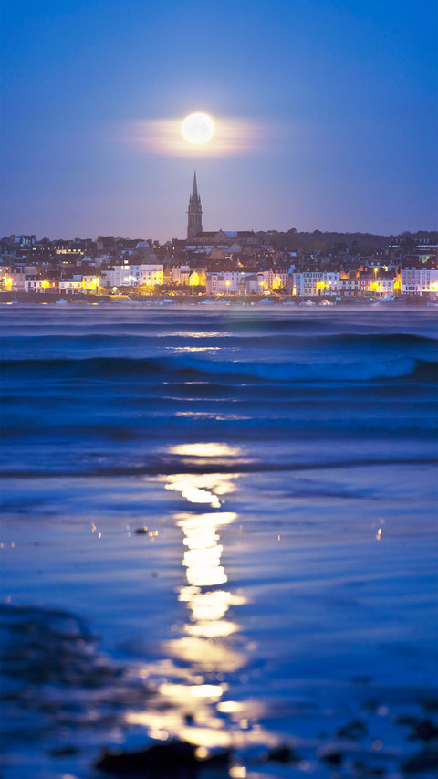 The waves under the moonlight preview