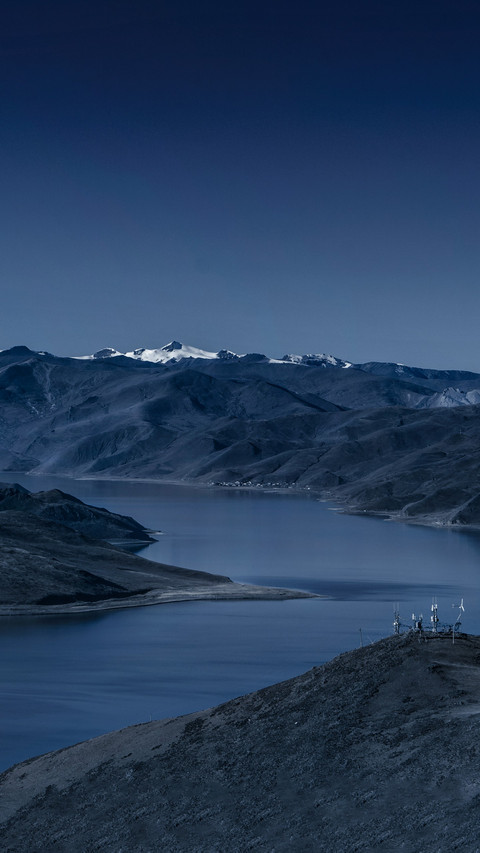 The moonlight pours down on yamdrok yumtso lake making it preview