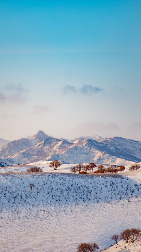 Snow falling on the mountains is like a poem. preview