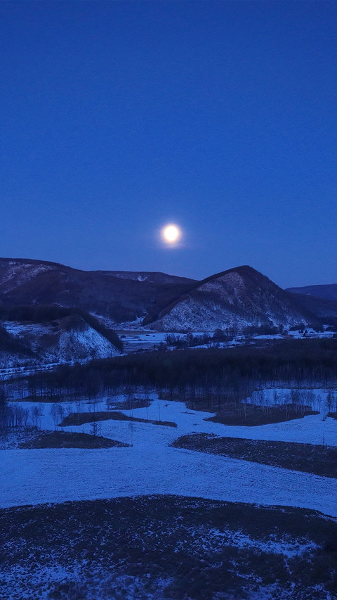 The moon rises and shines upon the mountains and rivers preview