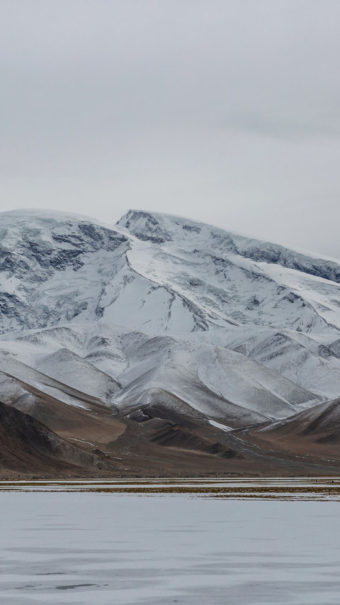 Beautiful ice lake scenery on the Pamir Plateau preview