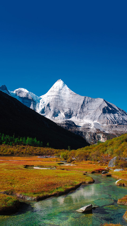 Make an appointment to the sacred mountains and lakes preview