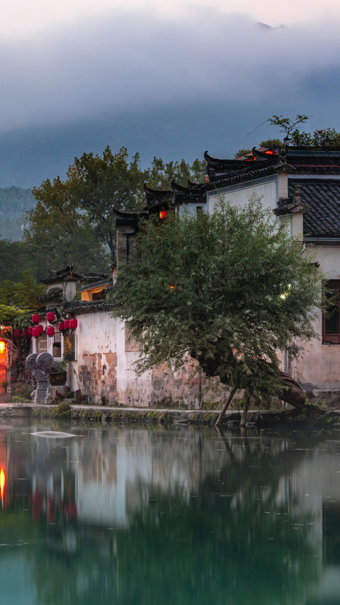 The morning light over South Lake in Hong Village is picture preview